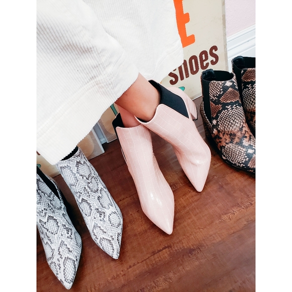 🚨END OF SUMMER SALE// Nude Croco print bootie - Picture 3 of 8